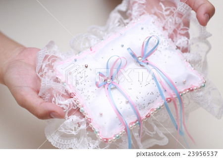 Pastor Ring Pillow（快樂登記合同結婚新生活飾品結婚戒指配飾） 23956537