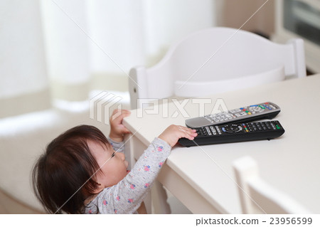 寶貝頑皮(寶貝蹣跚學步的女孩1歲抓住常設電視電視藍光) 寶貝頑皮(寶貝蹣跚學步的女孩1歲抓住常設電視電視藍光) 23956599