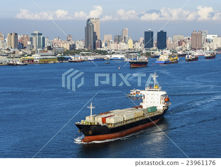 在高雄港航行中的貨櫃輪 23961176