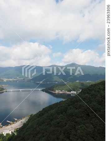 Kawaguchiko in Yamanashi Prefecture Kawaguchiko Temple above the lakeside and mountain range rich in green seen from Tenjozan Park Kawaguchiko in Yamanashi Prefecture Kawaguchiko Temple above the lakeside and mountain range rich in green seen from Tenjozan Park 23963806