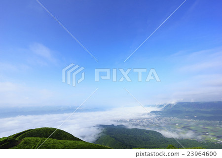 巨大噴發的火山碎屑流高原使得阿蘇火山口被綠色覆蓋,清晨發生的雲海是壯觀的珍貴現象和鄉村景觀 巨大噴發的火山碎屑流高原使得阿蘇火山口被綠色覆蓋,清晨發生的雲海是壯觀的珍貴現象和鄉村景觀 23964600