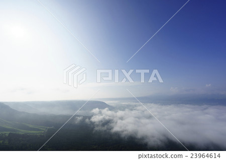 巨大噴發的火山碎屑流高原使得阿蘇火山口被綠色覆蓋，早晨出現的雲海是一個壯觀的珍貴現象 23964614