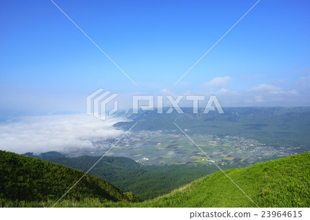 巨大噴發的火山碎屑流高原使得阿蘇火山口被綠色覆蓋，早晨出現的雲海是一個壯觀的珍貴現象 23964615
