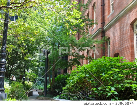 A green oasis trail and a classic Western-style building 23966874