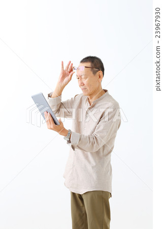 Senior to see tablet 23967930