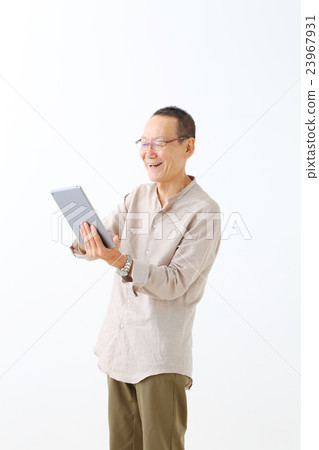 Senior to see tablet 23967931
