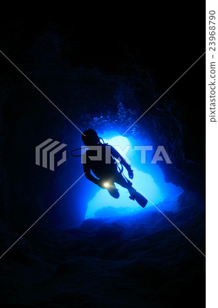 Sea and diver of Miyakojima Sea and diver of Miyakojima 23968790