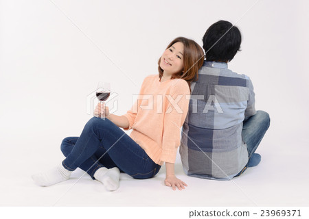 拿著酒杯和偎依她的戀人的一個少婦 23969371