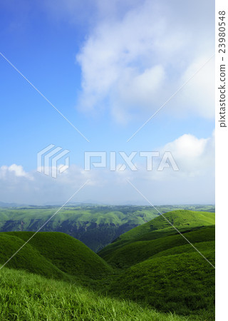 巨大噴發的火山碎屑流高原使得阿蘇火山口被綠色覆蓋，各種形狀和陰影都是美麗的 23980548