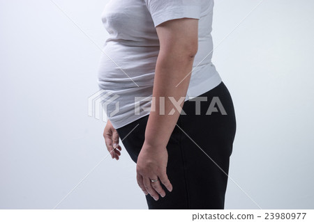 Middle female (sideways) 23980977