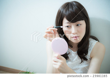 美容化妝的女人 美容化妝的女人 23981165