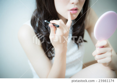 美容化妝的女人 美容化妝的女人 23981174