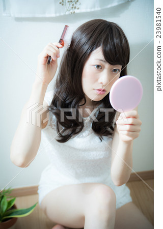 美容化妝的女人 23981540