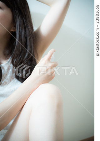 美容化妝的女人 美容化妝的女人 23981658
