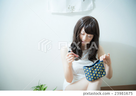 美容化妝的女人 美容化妝的女人 23981675