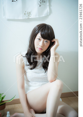美容化妝的女人 美容化妝的女人 23981726