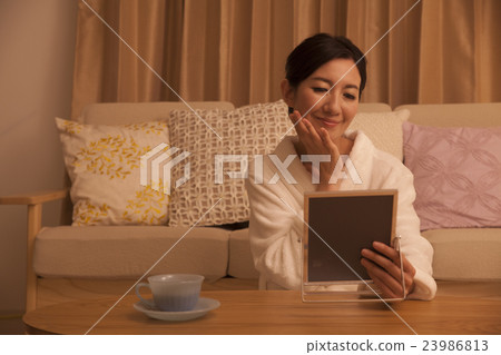 Middle women who do skin care before going to bed Middle women who do skin care before going to bed 23986813