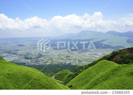 一個綠色的火山口和阿蘇鄉村景觀和夏天的美麗家族的象徵，在晴朗的天氣看著阿蘇Godake 23988105