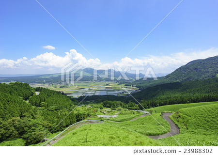 阿蘇火山口的入口與神話和歷史羅馬充滿浪漫充滿入口廣闊的景觀顏色，俯瞰阿蘇Godake 23988302