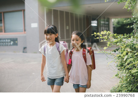 elementary student, primary school child, primary school student 23990768