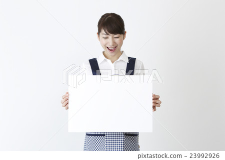 圍裙的一名婦女與留言簿 23992926