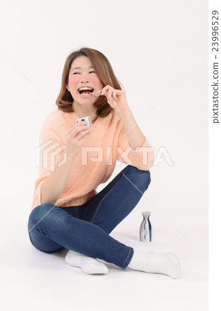 一個年輕女子喝著酒喝醉了 一個年輕女子喝著酒喝醉了 23996529