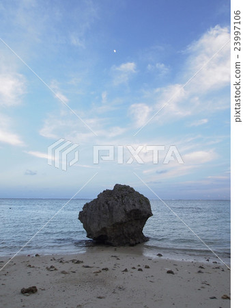 Sunabaru Shinbara Beach Rock of the Sea and Moon and Sky - Okinawa Prefecture Nanjo City Tamagusu 100 people 23997106
