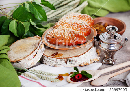 puff with raisins and powdered sugar Russian 23997605