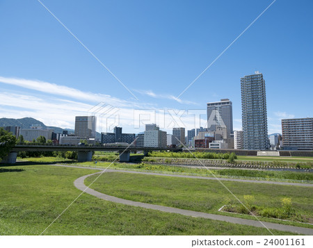 河流和公寓 24001161