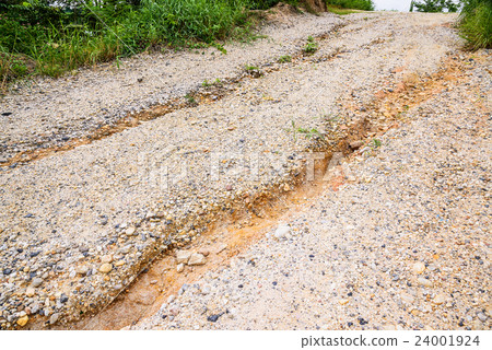 The road surface is water erosion 24001924