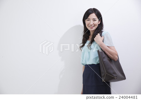 Summer sunlight lighting _ middle women Summer sunlight lighting _ middle women 24004481