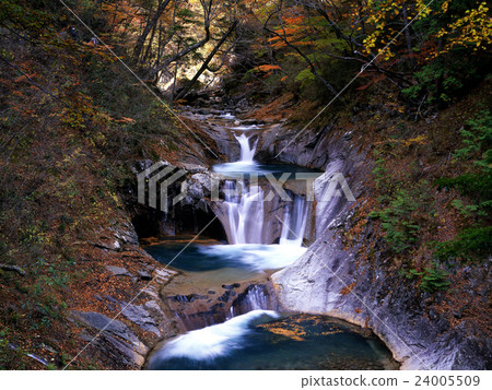 深秋的七個Tsukuda五階段瀑布 24005509