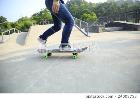 skateboarder skateboarding at skatepark skateboarder skateboarding at skatepark 24005758
