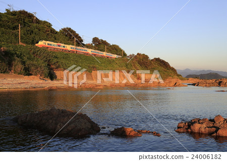 "Express Inaho" on the Uetsu Main Line, which runs along the Sasakawa River while bathing in the sunset 24006182