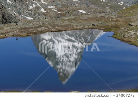 Upside-down Matterhorn reflected in Riffelzee 24007272