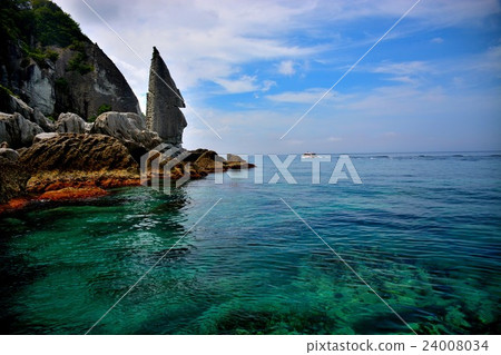 Shimokita Peninsula · Futakaura · Gokuraku Beach looking at the sea level of one rock and Emerald green (Pleasure boat available · Sunny / 6 Shimokita Peninsula · Futakaura · Gokuraku Beach looking at the sea level of one rock and Emerald green (Pleasure boat available · Sunny / 6 24008034
