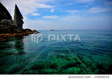 Shimokita Peninsula · Futakaura · Gokuraku Beach looking over the rocks and emerald green sea level (with pleasure boat · sunny day / 8 Shimokita Peninsula · Futakaura · Gokuraku Beach looking over the rocks and emerald green sea level (with pleasure boat · sunny day / 8 24008038