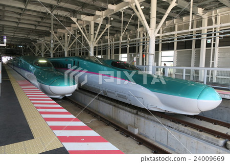 At Tohoku Shinkansen line with Hokkaido Shinkansen at New Hakodate Hokuto Station 24009669