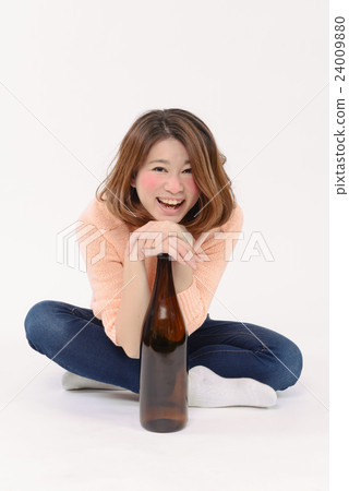 一個醉酒的小姐拿著一瓶 一個醉酒的小姐拿著一瓶 24009880