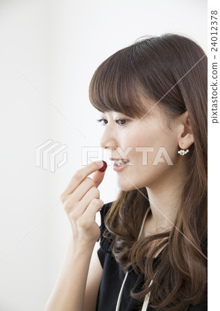 二十多歲的女孩在工作期間吃零食 二十多歲的女孩在工作期間吃零食 24012378