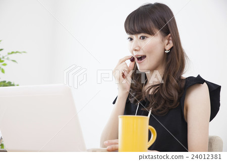 二十多歲的女孩在工作期間吃零食 24012381
