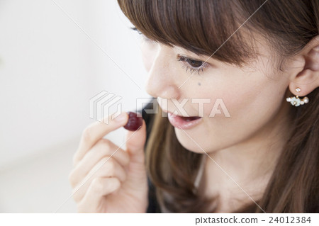 Girls in their twenties who snack during work 24012384