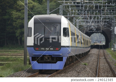 Limited Express Shift which stops due to a delay in preceding train Limited Express Shift which stops due to a delay in preceding train 24012385