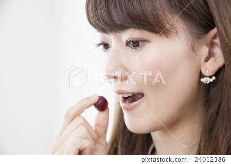 Girls in their twenties who snack during work Girls in their twenties who snack during work 24012386