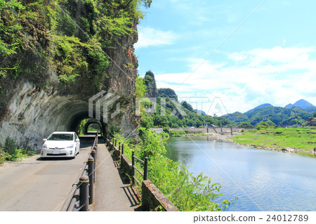 加耶峽谷夏季藍洞驅動圖像（白色生態汽車） 24012789
