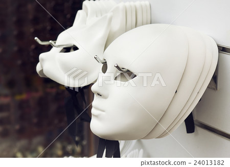 White Venetian masks 24013182