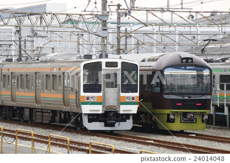 211系列被拘留在新橋橋火車區 211系列被拘留在新橋橋火車區 24014048