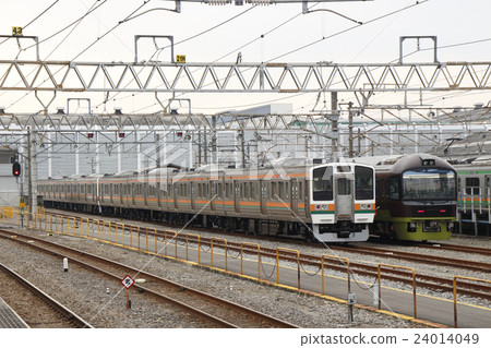 211系列被拘留在新橋橋火車區 211系列被拘留在新橋橋火車區 24014049