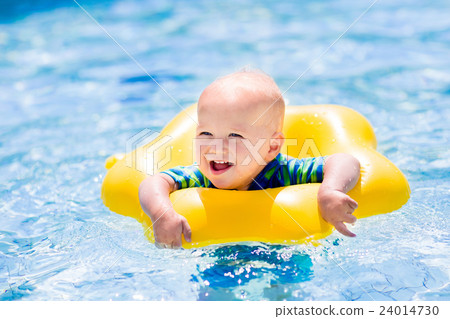 Little baby in swimming pool Little baby in swimming pool 24014730
