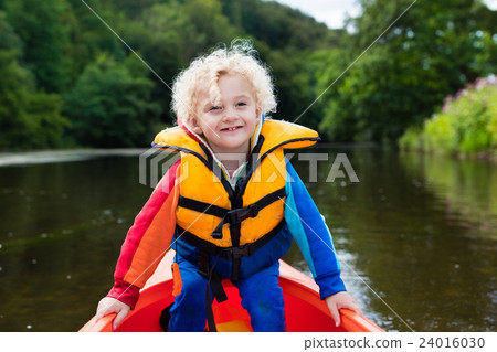 Little boy in kayak 24016030